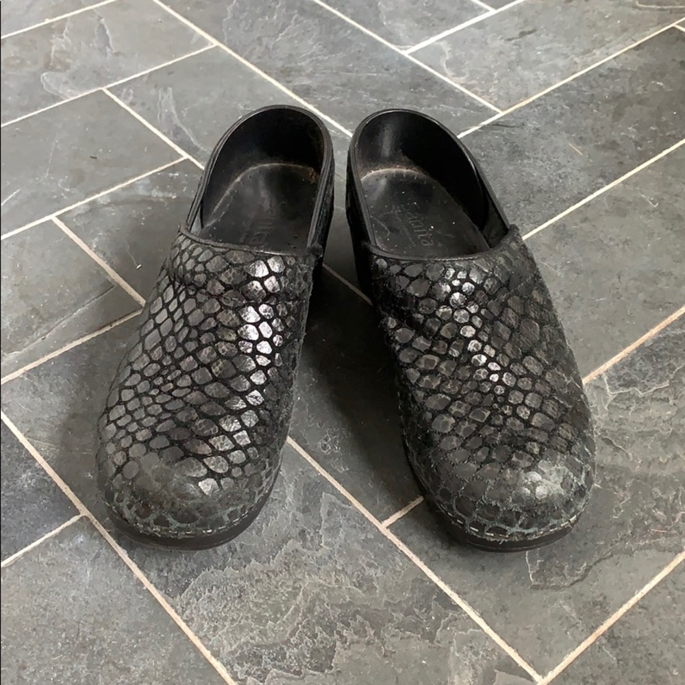 sanita clogs